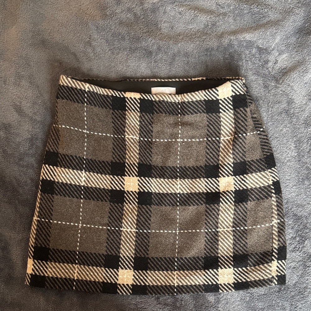 Plaid Mini Skirt in Black and Tan (H&M)